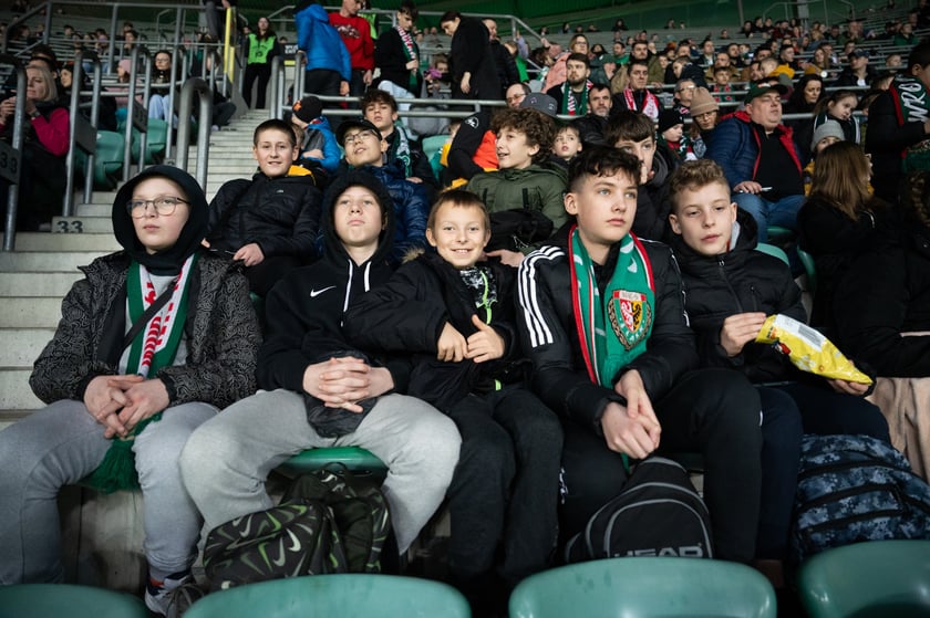 Kibice na meczu Śląska z Widzewem (2 marca 2024) na Tarczyński Arenie